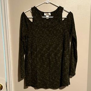 Motherhood Maternity Green Shoulder Cutout Top, size Medium